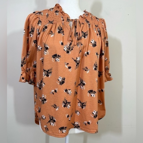 Melloday sz sm top in a pumpkin color with a floral print. Ruching front & back - Picture 3 of 16